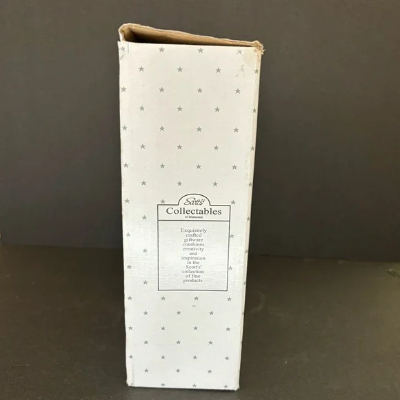 Scott's Porcelain 11 piece Nativity Christmas set with wood base. - Picture 15 of 16